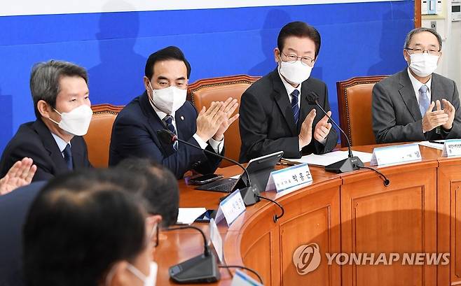 더불어민주당 긴급 안보대책회의 (서울=연합뉴스) 이정훈 기자 = 더불어민주당 이재명 대표가 11일 오전 국회에서 열린 긴급 안보대책회의에서 참석자 소개를 받고 있다. 2022.10.11 [국회사진기자단] uwg806@yna.co.kr