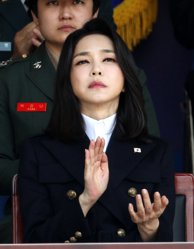 윤석열 대통령 부인 김건희 여사가 지난 1일 충남 계룡대에서 열린 건군 제74주년 국군의 날 기념식에서 윤 대통령의 기념사가 끝나자 박수를 보내고 있다.(사진=뉴시스)