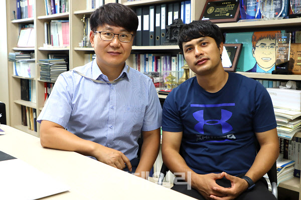 왼쪽부터 박재영 교수, 쿠마르 석박사통합과정 학생(사진=광운대)
