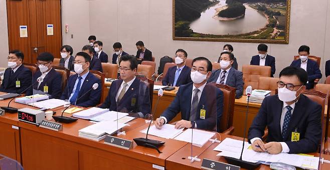 정황근(오른쪽 세번째) 농림축산식품부 장관을 비롯한 참석자들이 4일 서울 여의도 국회에서 열린 농림축산식품해양수산위원회 국정감사에서 의원들의 질의를 듣고 있다. 앞줄 왼쪽부터 임형찬 CJ제일제당 부사장, 박민규 오리온농협 대표이사, 김인중 차관, 정 장관, 박상규 농심미분 대표이사, 황성만 오뚜기 대표이사. (사진=공동취재)