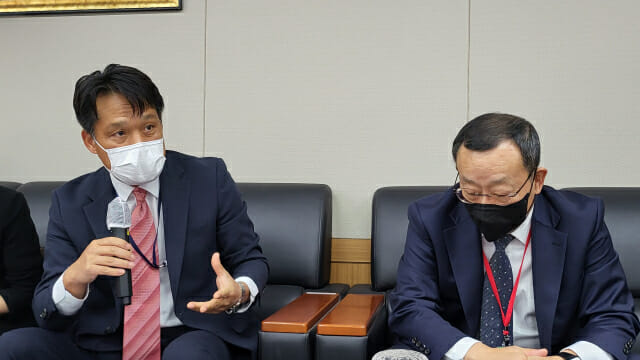 이상훈 산업통상자원부 국가기술표준원장(왼쪽)과 조성환 차기 ISO 회장(현대모비스 사장)