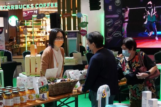 KOTRA가 12일부터 닷새간 싱가포르에서 정부의 '수출경쟁력 강화전략'을 뒷받침하는 '수출더하기' 사업의 일환으로 '싱가포르 O2O 한국 우수상품전' 행사를 개최한다. O2O 한국 우수상품전에 참여한 현지 소비자가 한국산 물품을 구매하는 모습.(사진제공=KOTRA)