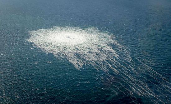 지난달 27일(현지시간) 북유럽 발트해의 노르트스트림 2 해저 가스관에서 가스가 유출되는 모습을 덴마크의 보른홀름섬에서 발진한 F-16 전투기가 촬영한 사진. / 덴마크 방위사령부 제공. [이미지출처=연합뉴스]