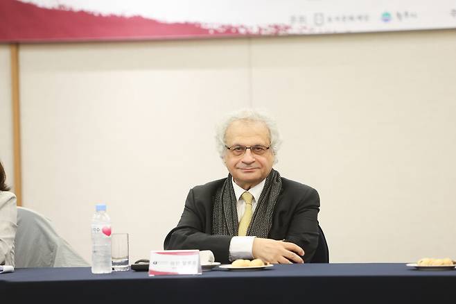 제11회 박경리문학상 수상 작가 아민 말루프가 12일 열린 기자간담회에 참석하고 있는 모습. 토지문화재단 제공