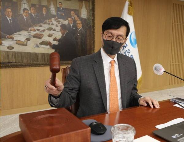 이창용 한국은행 총재가 12일 오전 서울 중구 한국은행에서 열린 금융통화위원회 정기회의에서 의사봉을 두드리고 있다./사진=뉴스1