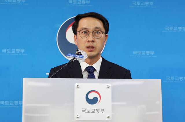 문성요 국토교통부 국토도시실장이 11일 정부세종청사에서 1기 신도시 재정비를 위한 선도지구(시범지구)를 2024년까지 지정하는 등 재정비 사업 계획을 설명하고 있다. 연합뉴스