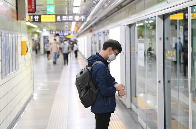 준희씨가 지난달 21일 서울 노원구 태릉입구역에서 지하철을 기다리고 있다.