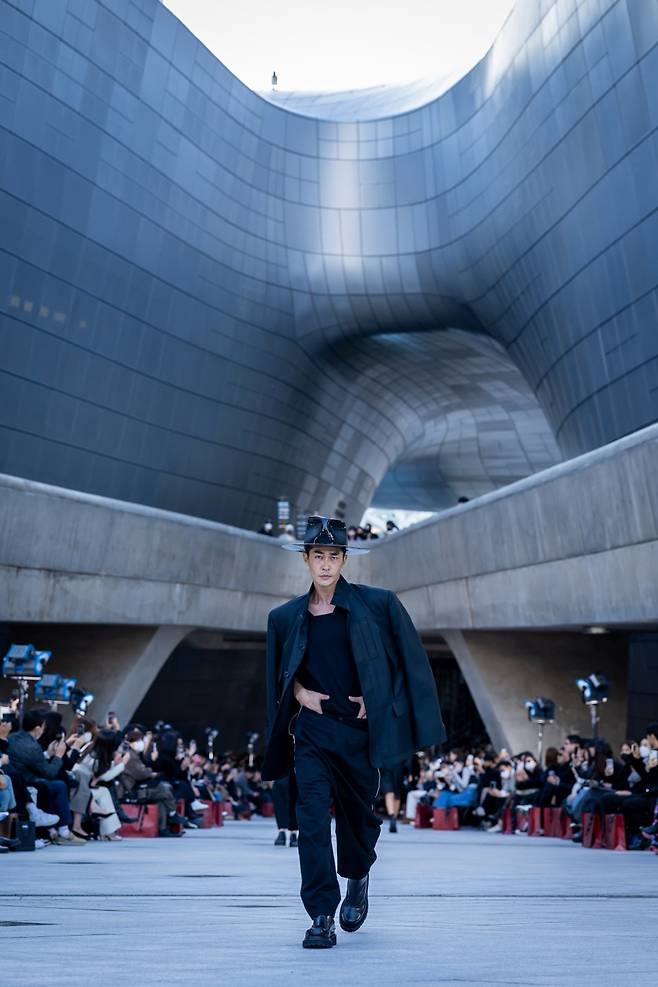 송지오 2023 S/S 서울 패션위크 오프닝쇼. 모델 배정남 [송지오 제공]