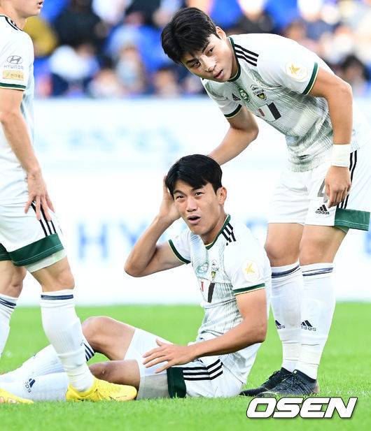 [OSEN=울산, 조은정 기자] 울산 설영우의 발에 머리를 맞은 후 쓰러진 전북 한교원. 2022.10.08 /cej@osen.co.kr