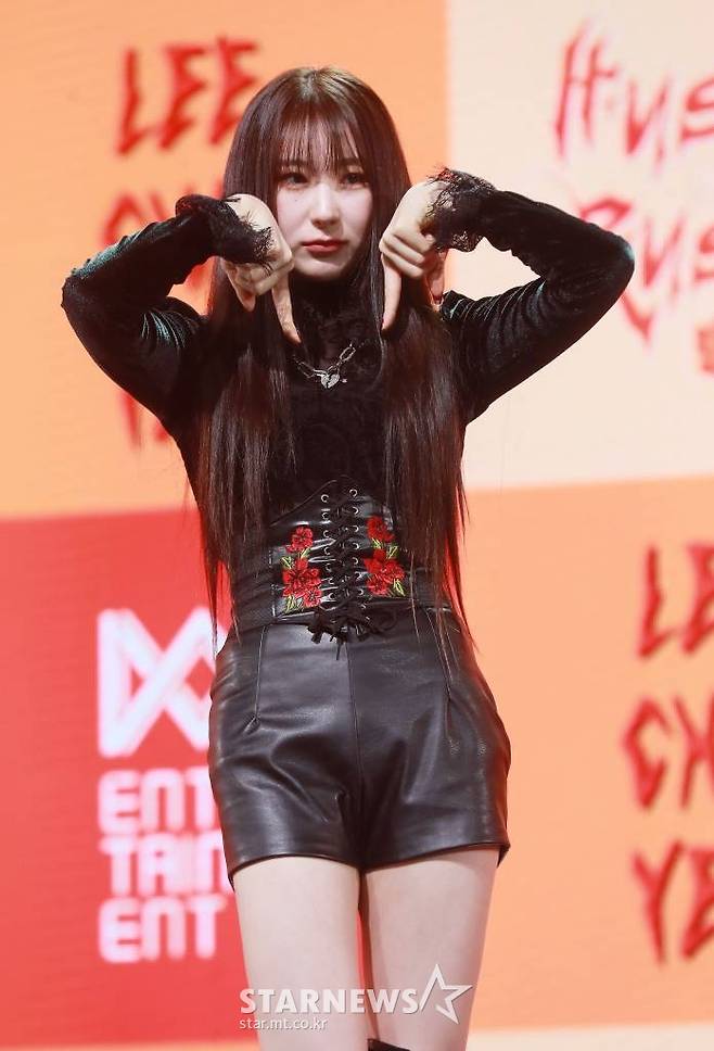 가수 이채연이 12일 오후 서울 광진구 예스24라이브홀에서 진행된 첫 번째 미니 앨범 ‘허쉬 러쉬'(HUSH RUSH) 발매기념 쇼케이스에서 포즈를 취하고 있다. 이번 앨범에는 타이틀곡 ‘HUSH RUSH’를 비롯해 ‘Danny’, ‘Aquamarine’, ‘Same But Different’ 등 4곡이 수록됐다. /2022.10.12 /사진=이동훈 기자 photoguy@