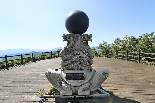 삼도봉 대화합 기념탑[사진/조보희 기자]