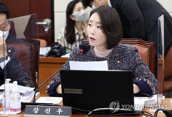 보건복지위 국정감사 (서울=연합뉴스) 백승렬 기자 = 더불어민주당 강선우 의원이 12일 오전 서울 여의도 국회에서 열린 보건복지위원회의 한국보건산업진흥원, 한국건강증진개발원, 대한적십자사, 국립중앙의료원 등 국정감사에서 발언하고 있다. 2022.10.12 [국회사진기자단] srbaek@yna.co.kr