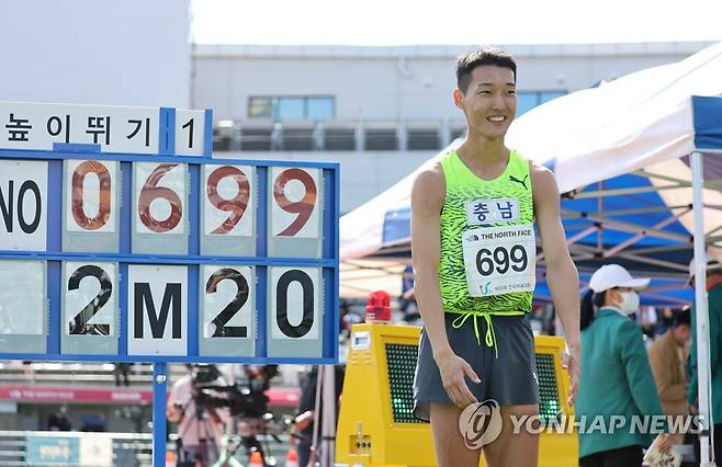 우상혁 '2ｍ20은 아쉽게 실패' (울산=연합뉴스) 임화영 기자 = 12일 오후 울산종합운동장에서 열린 제103회 전국체육대회 육상 남자일반부 높이뛰기 결승에서 우상혁(서천군청)이 2ｍ20 1차 시기 실패를 마지막으로 경기를 끝내고 있다. 2022.10.12 hwayoung7@yna.co.kr