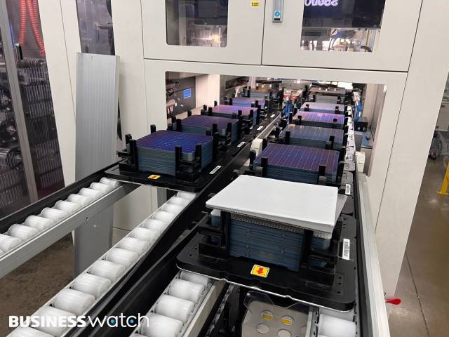 카세트에 담긴 웨이퍼가 다음 공정을 기다리고 있다. / 사진=김민성 기자 mnsung@