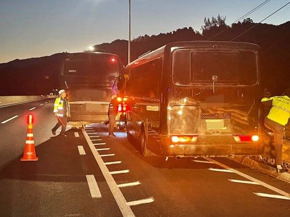 경찰이 사고 버스에서 운전자를 구조하고 있다.(충남경찰청 제공) /사진=뉴스1