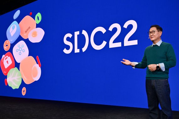 한종희 삼성전자 DX(디바이스경험) 부문장(부회장)이 12일(현지시간) 미국 샌프란시스코 모스콘센터에서 열린 '삼성 개발자 콘퍼런스(SDC) 2022'에서 기조연설을 하고 있다.
