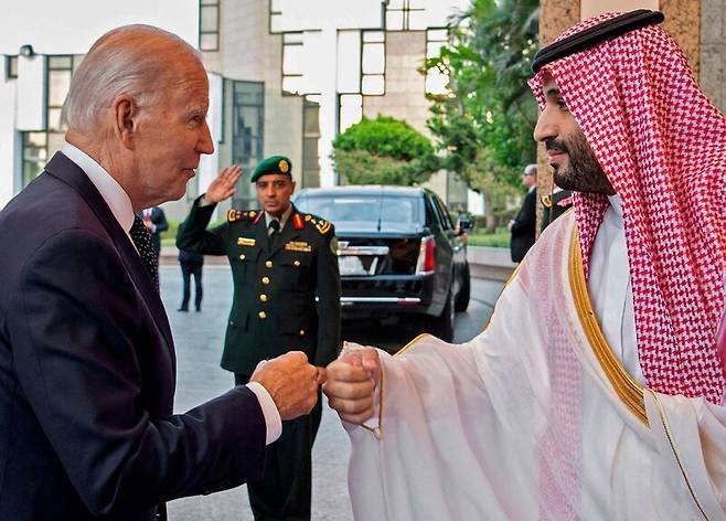 지난 7월15일(현지시각) 사우디아라비아를 방문한 조 바이든 미국 대통령(왼쪽)이 모함마드 빈살만 사우디 왕세자와 제다의 알살람궁에서 만나 주먹인사를 하고 있는 모습. 제다/AFP 연합뉴스