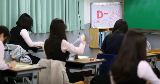 고3 전국연합학력평가가 실시된 지난 12일 오전 대구 중구 신명고등학교에서 수험생들이 시험을 치르고 있다. 연합뉴스