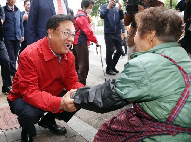 국민의힘 정진석 비상대책위원장이 13일 대구 중구 서문시장을 찾아 상인들과 인사하고 있다. 연합뉴스