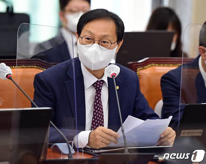 김성주 더불어민주당 의원이 4일 서울 여의도 국회에서 열린 정무위원회의 국무조정실, 국무총리 비서실에 대한 국정감사에서 의사 진행 발언을 하고 있다. /사진=뉴스1