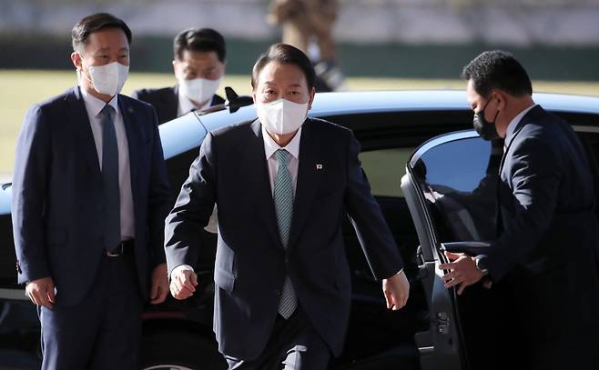 윤석열 대통령이 13일 오전 서울 용산 대통령실 청사로 출근하고 있다. [연합]