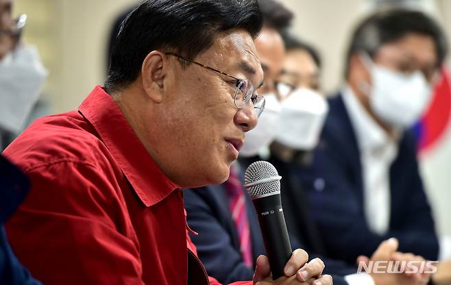 [대구=뉴시스] 이무열 기자 = 정진석 국민의힘 비상대책위원장이 13일 오전 대구 중구 서문시장에서 열린 상가연합회 간담회에서 발언하고 있다. 2022.10.13. lmy@newsis.com