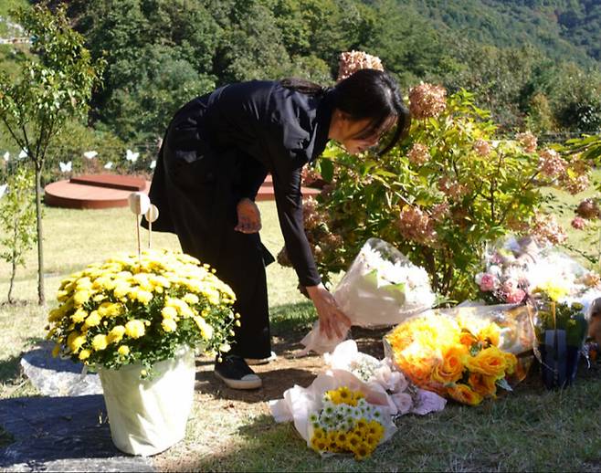 윤석열 대통령 부인 김건희 여사가 '정인이 사건' 2주기를 앞둔 지난 12일 양평 안데르센 메모리얼 파크를 찾아 묘역을 참배하고 고인의 넋을 기렸다. 사진은 묘역에 꽃다발을 놓는 김 여사의 모습. 대통령실 제공