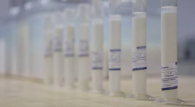 실린더에 담겨진 슬러리. 사진=캐봇 유튜브 영상 갈무리