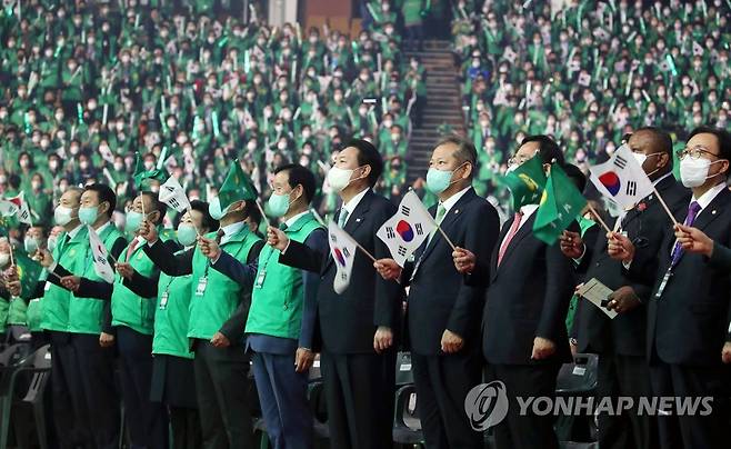 새마을노래 합창하는 윤석열 대통령 (서울=연합뉴스) 안정원 기자 = 윤석열 대통령이 13일 서울 송파구 잠실실내체육관에서 열린 2022 전국새마을지도자대회에서 새마을노래를 합창하고 있다. 2022.10.13 jeong@yna.co.kr