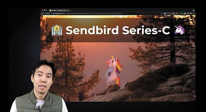 김동신 센드버드 대표가 자신의 유튜브 채널에 출연해 1억달러 투자 유치 소식을 전하고 있다. 기업용 채팅 메신저 프로그램 스타트업 센드버드는 이번 투자로 ‘유니콘’(기업 가치 10억달러 이상 비상장 스타트업)이 됐다. /유튜브