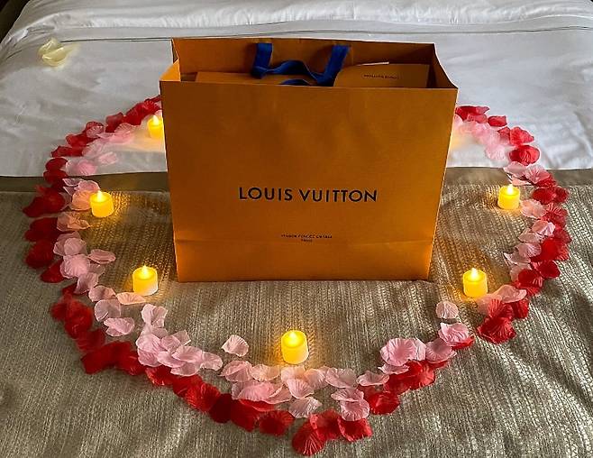 한 온라인 커뮤니티에 올라온 '프러포즈 백' 후기./온라인 커뮤니티 '다이렉트 결혼 준비' 캡처