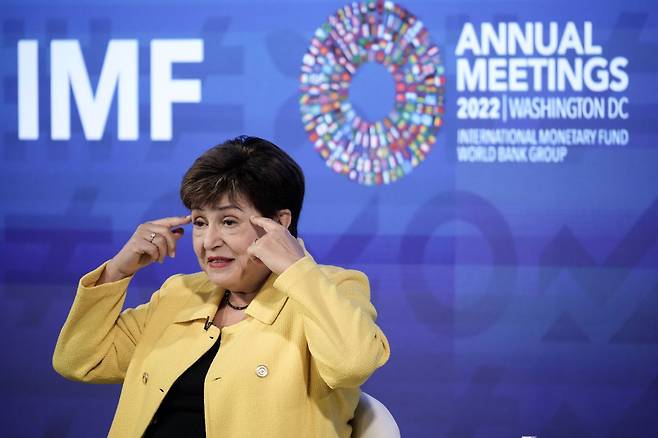 크리스탈리나 게오르기에바 IMF 총재는 미국의 급격한 금리 인상으로 신흥국들이 부도 위기에 몰리고 있다고 경고하고 있다. 지난 10월 10일 미국 워싱턴 D.C. IMF 본부에서 열린 연차총회에서 이야기 하고 있는 모습./AFP 연합뉴스