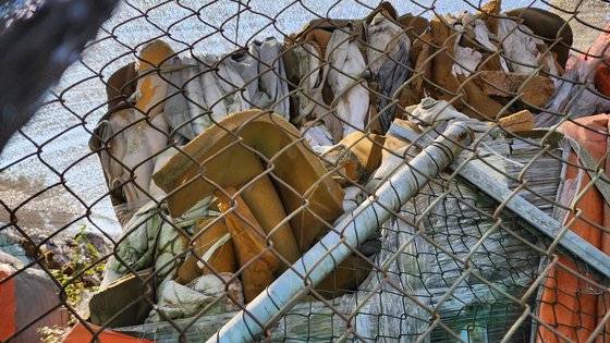 충남 천안시 직산읍 대진침대 천안공장 운동장에 산더미처럼 쌓인 라돈 매트리스 부속물이 별다른 조치도 없이 그대로 노출돼 있다. 신진호 기자