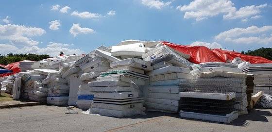 2018년 7월 리돈침대 사태로 전국에서 수거한 매트리스가 충남 천안시 직산읍 대진침대 천안공장 공터에 산더미처럼 쌓여 있다. 신진호 기자