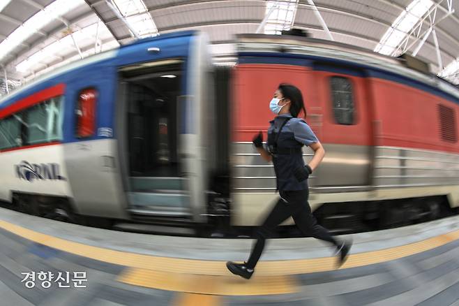 김서희 부기관사가 지난달 초 서울역에서 열차 출발 전 화장실에 가기 위해 기관차에서 내려 객차를 향해 전력 질주하고 있다. 기관차에 화장실이 없어 기관사들은 짧은 정차 시간 안에 객차나 역사 구내의 화장실에 다녀와야 한다. 인간의 기본 생리욕구 해소를 위해 화장실 사용은 당연한 권리지만, 한국의 많은 노동자들이 일터에서 화장실에 가기 위해 숱한 장벽을 넘어야 한다. 성동훈 기자