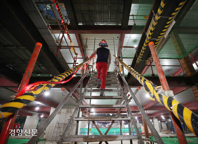 지하 5층에서 일하는 형틀목수 김명숙씨가 화장실을 가기 위해 지상까지 이어진 철제 계단을 오르고 있다. 건설현장 계단의 높이는 일반 계단 2~3칸의 높이와 맞먹는다. 강윤중 기자