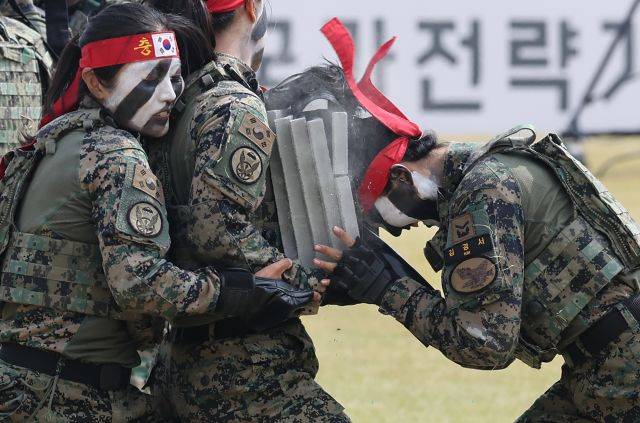 지난 1일 충남 계룡대 대연병장에서 열린 건군 '제74주년 국군의 날' 기념식에서 제1공수특전여단 및 각 군 태권도 시범단이 격파 시범을 보이고 있다. 연합뉴스