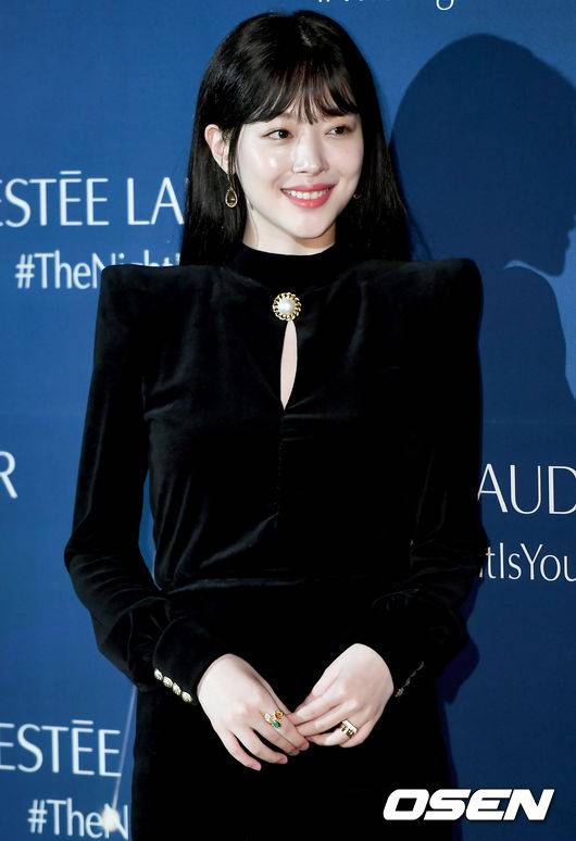 [OSEN=김성락 기자]배우 설리가  미소와 함께 포토타임을 가지고 있다. /ksl0919@osen.co.kr