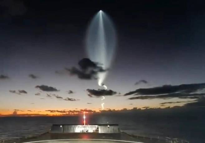 지난 8일 발사된 스페이스X의 팰컨9 로켓이 하늘에 남긴 형상