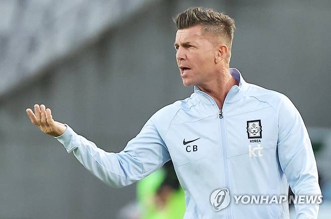 선수들 독려하는 콜린 벨 감독 (화성=연합뉴스) 홍기원 기자 = 3일 오후 경기도 화성종합경기타운 주 경기장에서 열린 여자 축구 국가대표팀 친선전 한국과 자메이카의 경기. 한국 콜린 벨 감독이 선수들을 독려하고 있다. 2022.9.3 xanadu@yna.co.kr