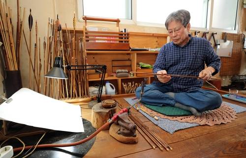 화살 제작 시연하는 양태현 궁시장 (청주=연합뉴스) 천경환 기자 = 양태현 궁시장이 13일 청주시 흥덕구 봉명동 작업장에서 화살제작 과정을 보여주고 있다. 2022.10.14
ks@yna.co.kr
(끝)