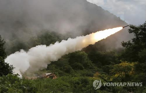 주한미군 MLRS 사격 [연합훈련 자료사진]