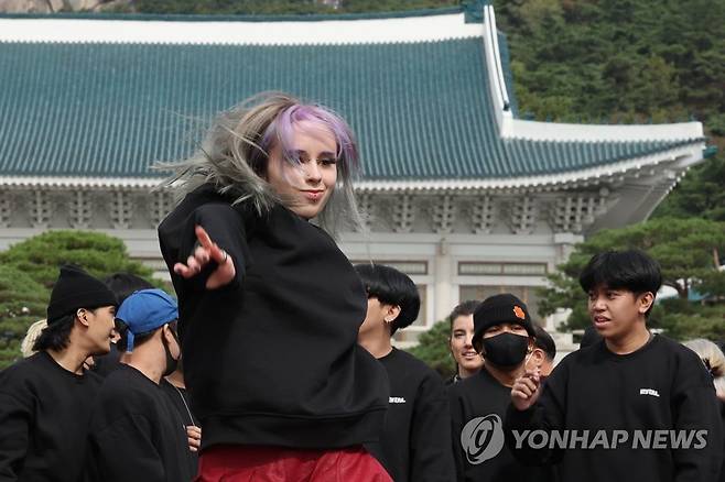 세계 각국 K팝 커버댄스 우승자들의 플래시몹 (서울=연합뉴스) 김주성 기자 = 세계 각국의 'K팝 커버댄스 대회 우승자'들이 14일 서울 종로구 청와대 본관 앞에서 플래시몹을 하고 있다. 
    2011년 처음 시작해 올해 12회째를 맞이한 이번 K팝 커버댄스 대회에는 폴란드, 멕시코, 호주, 일본, 인도네시아 등 12개국 우승자 87명이 참가했다. 이들은 15일 한강 노들섬 특설무대에서 결승전을 갖는다. 2022.10.14 utzza@yna.co.kr