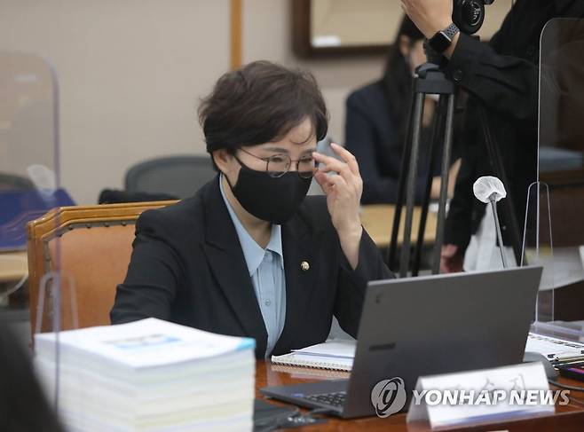 질의 준비하는 조수진 의원 (대전=연합뉴스) 이주형 기자 = 국민의힘 조수진 의원이 14일 오전 대전고등법원에서 열린 법제사법위원회 비수도권 지법·고법 국정감사장에서 질의를 준비하고 있다. 2022.10.14 coolee@yna.co.kr