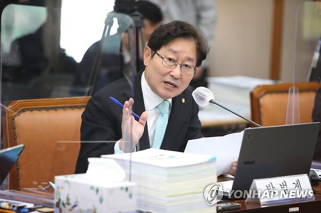 질의하는 박범계 의원 (대전=연합뉴스) 이주형 기자 = 더불어민주당 박범계 의원이 14일 대전고등법원에서 열린 법제사법위원회 비수도권 지법·고법·지검·고검 국정감사장에서 질의하고 있다. 2022.10.14 coolee@yna.co.kr
