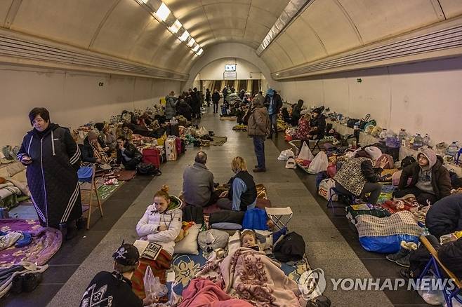 러군 무차별 공습에 지하역서 노숙하는 우크라 키이우 시민들 [EPA 연합뉴스 자료사진. 재판매 및 DB 금지]