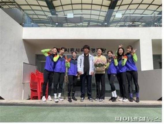 시흥시청 육상부- 왼쪽부터 민지현 김애영 임지희 선수, 전복수 감독, 김신애 코치, 황윤경 이민정 신지애 선수. 사진제공=시흥시