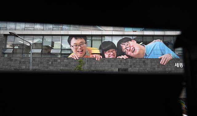 서울 종로장애인복지관 푸르메센터 3층 외벽에 그려진 벽화 속에서 발달장애인들이 환하게 웃고 있다. 그러나 지역별 복지관은 대부분 1년 이상을 대기해야 겨우 이용할 수 있다. 심지어 3년, 5년 이상 대기해야 하는 경우도 상당하다. '가족독박 돌봄' 상황에서 발달장애인 가족들은 극단적인 상황에 내몰린다. 배우한 기자