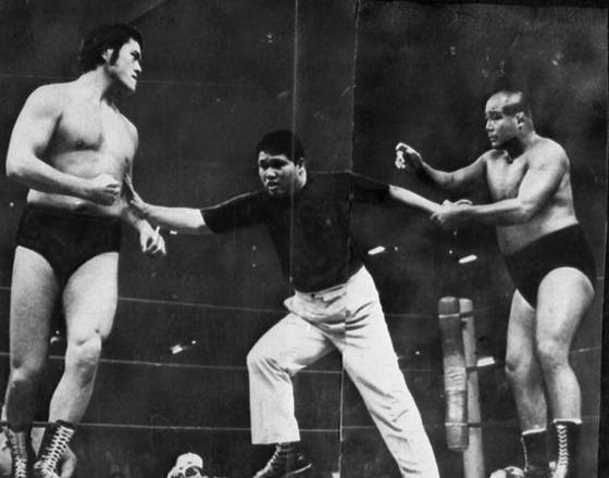 1974년 10월 도쿄에서 맞대결을 펼친 안토니오 이노키와 김일. [중앙포토]