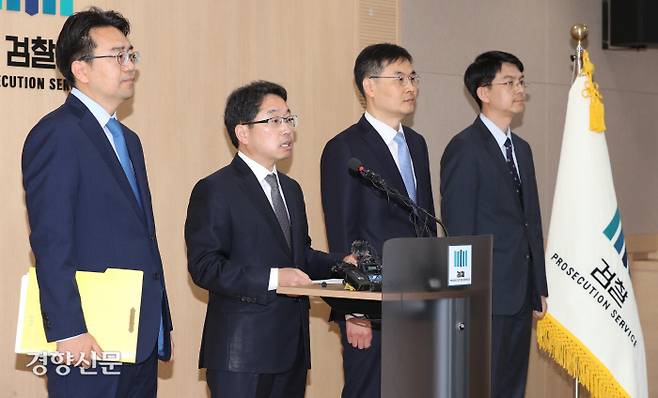 국군기무사령부의 계엄문건 의혹을 수사한 군·검 합동수사단이 2018년 11월 7일 서울 송파구 서울동부지검 대회의실에서 중간수사 결과를 발표하고 있다. / 경향신문 자료사진